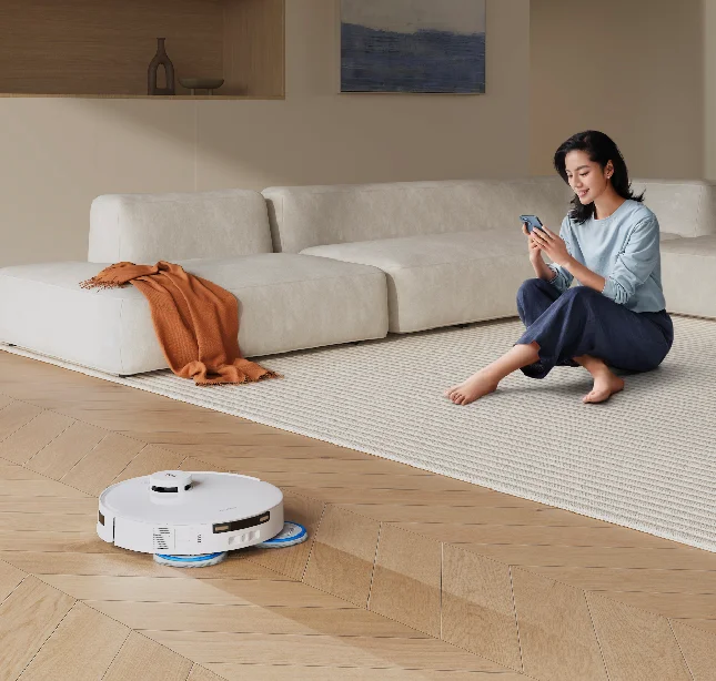 فناوری OZMO TURBO 2.0 و پر کردن خودکار مخزن کوچک خانواده DEEBOT T30 با بهره‌گیری از فناوری پیشرفته OZMO TURBO 2.0 و سیستم پر کردن خودکار مخزن کوچک، نظافتی بی‌نقص ارائه می‌دهد. این فناوری با مخزن آب 55 میلی‌لیتری با کنترل الکترونیکی، آب‌رسانی مداوم را برای بهینه‌سازی عملکرد تی‌کشی فراهم کرده و لکه‌های سرسخت حتی پس از 72 ساعت را به‌راحتی حل می‌کند.
